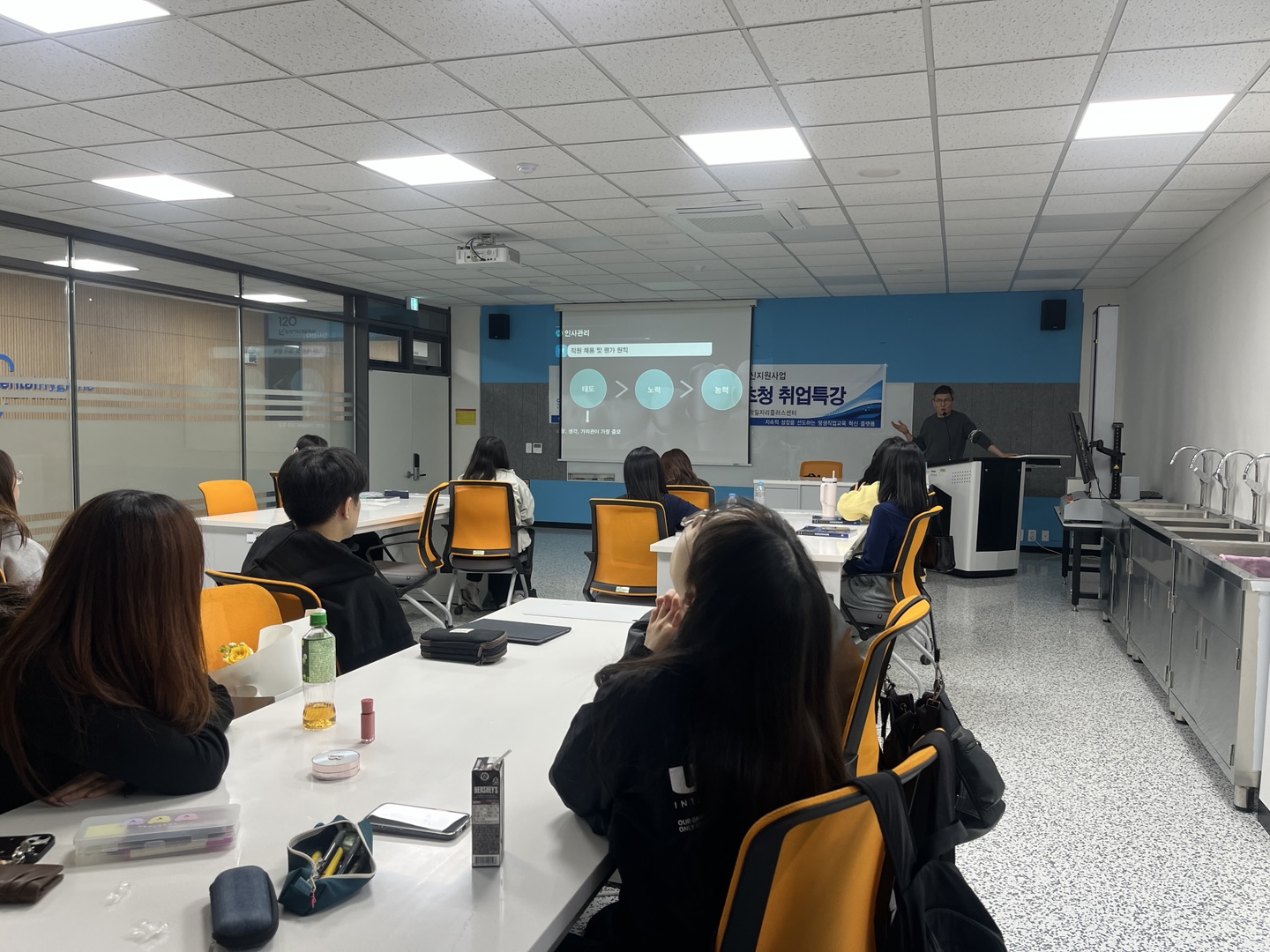 4.30 취업특강 사진 2.jpg